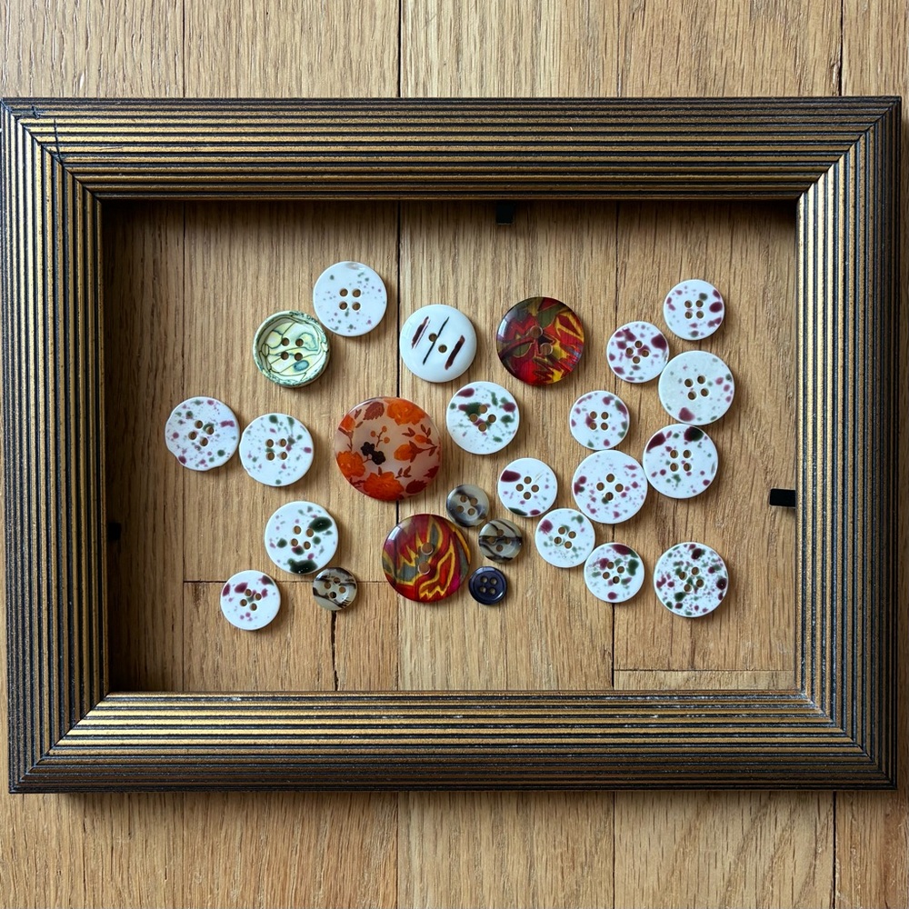 Vintage Sewing Buttons; Multi Colors Lucites, Plastics, Total 25